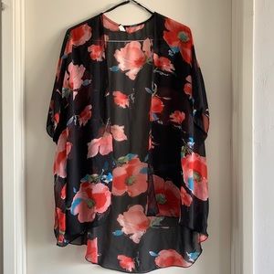 NWOT Black floral shirt sleeved kimono- L